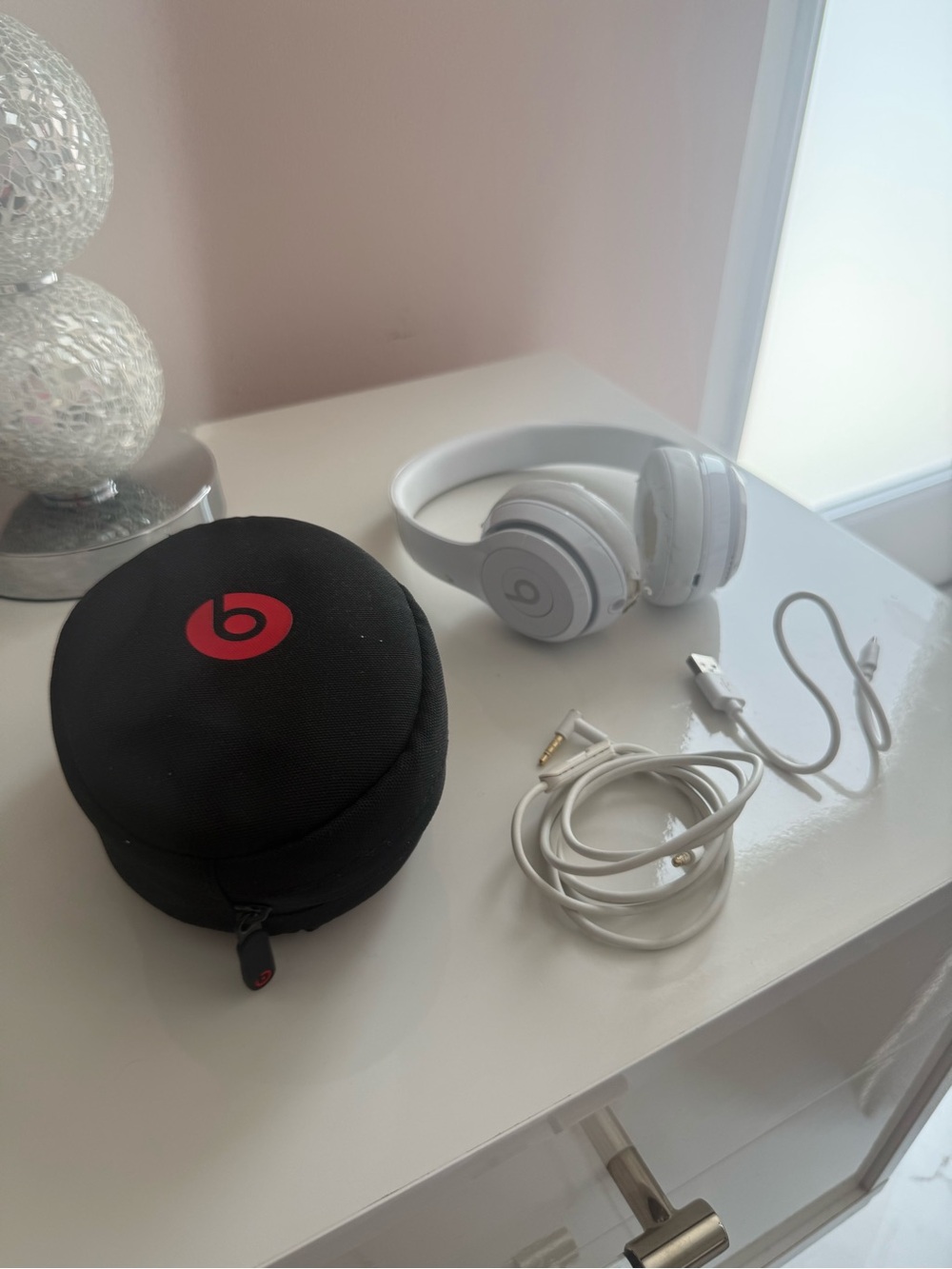 Beats Solo3 Wireless White Bluetooth Headphones- Cracked Pads USED